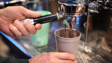 Mehrweg-Becher zum Mitnehmen sind die umweltfreundlichere Alternative für den Kaffee unterwegs.