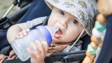 Innen verkratzte Fläschchen sollten ausgesondert werden. In ihnen können sich Keime leicht ansammeln.