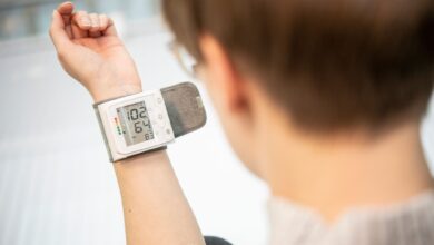 Die Handgelenkmessung ist bei Rauchern, Diabetikern und Menschen mit Gefäßerkrankungen möglicherweise weniger genau, da ihre Blutgefäße verengt und verhärtet sein können.