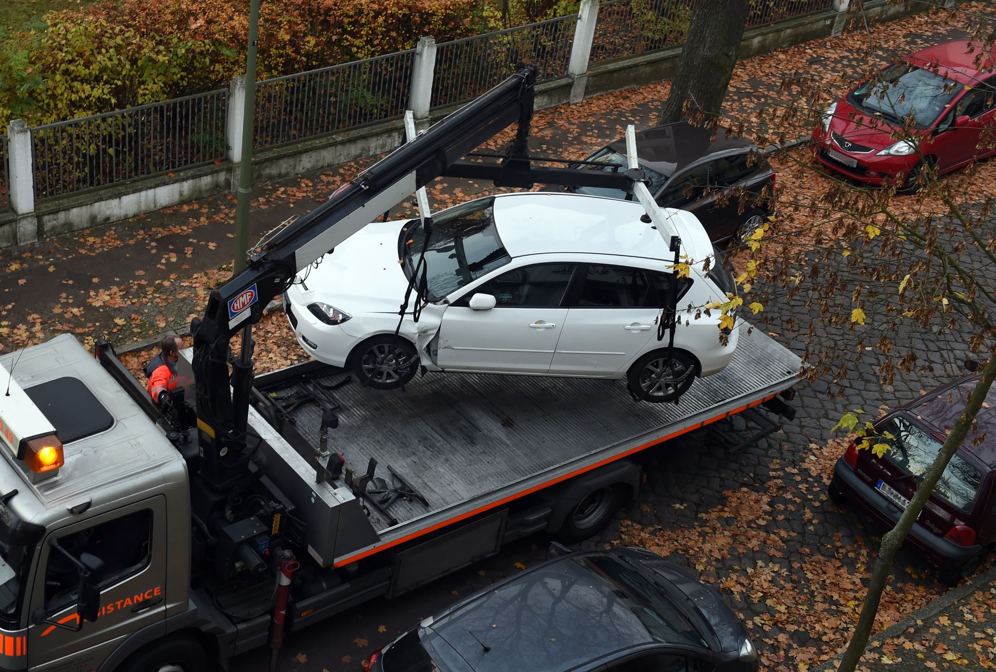 Fang am Haken: Doch was ist mit den Abschleppkosten, wenn der Fahrer noch vor dem Abtransport zurückkommt?