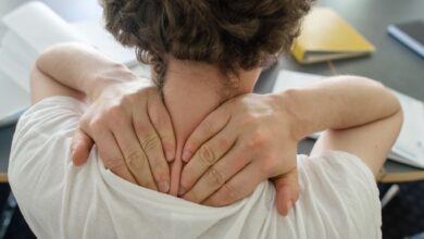Bei vielen Menschen ist die hintere Nackenmuskulatur überdehnt - Ausgangspunkt für ein schmerzhaftes Ziehen.