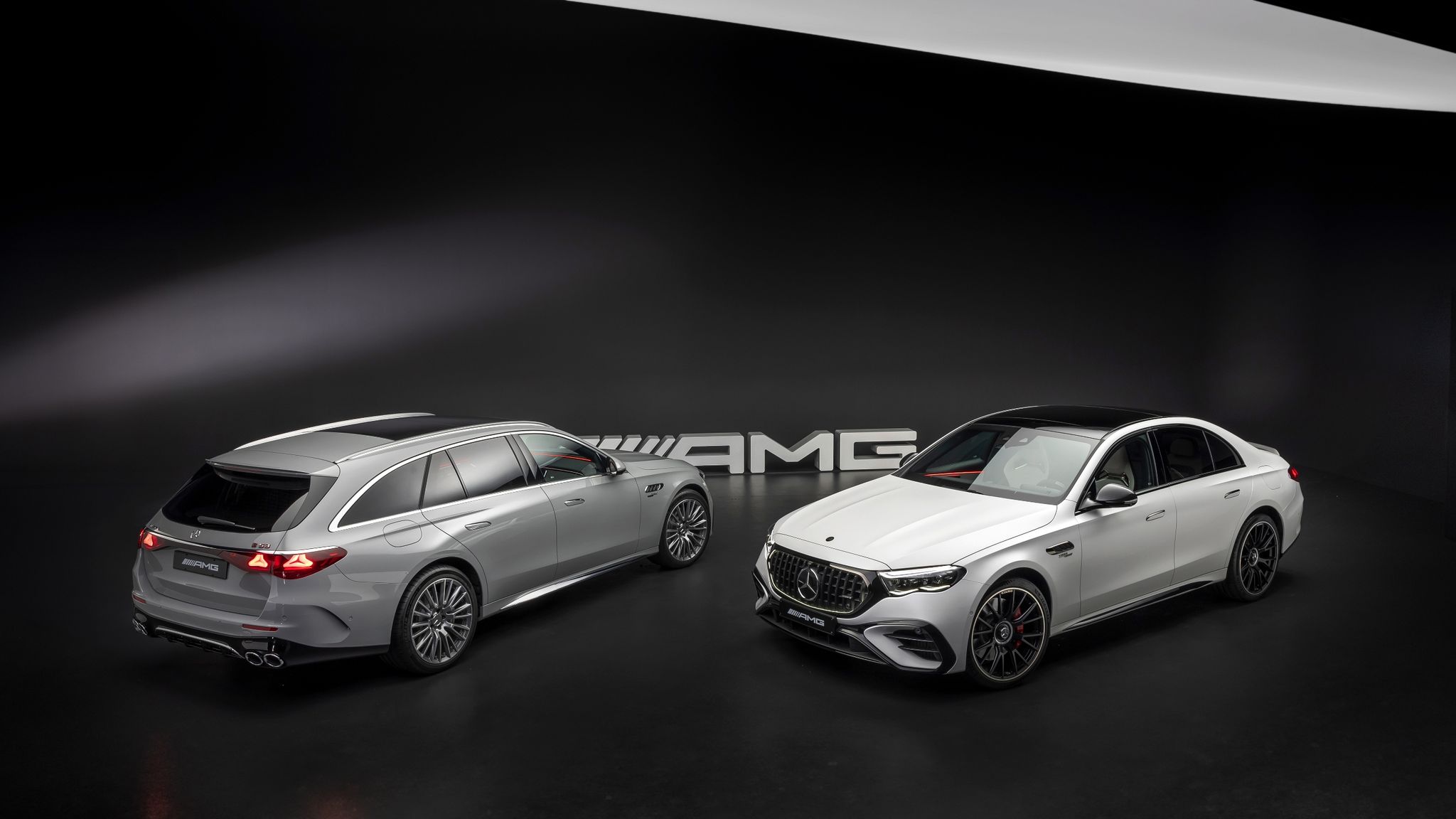 Kombi (l.) und Limousine mit Allradantrieb: Mercedes bringt die neue E-Klasse im Sommer wieder als AMG-Modell in den Handel. (zu dpa: «Mercedes E-Klasse fährt jetzt mit neuem Allradantrieb»)