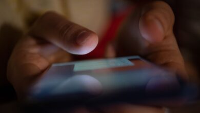 Nicht tatenlos zusehen, sondern handeln: Über Meldestellen kann Jede und Jeder ganz einfach etwas gegen Hass und Hetze im Netz tun.