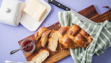 Frisch aus dem Ofen: Der mit Hagelzucker bestreute Hefezopf wird aufgeschnitten und am besten mit Butter oder Erdbeer-Marmelade bestrichen.