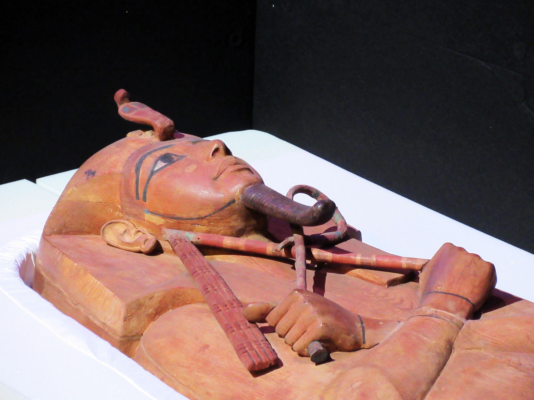 Der Sarkophag von Ramses II. in der Grande Halle de la Villette in Paris in einer Transportkiste: Er wird ab Mitte Juli in Köln zu sehen sein. (zu dpa: «Sarkophag von Ramses II. kommt nach Köln»)