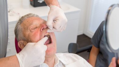 Regelmäßige professionelle Zahnreinigungen und tägliche Zahnseidenpflege sind entscheidend zur Vermeidung von Wurzelkaries, besonders im Alter (zu dpa: «Mit guter Mundhygiene Wurzelkaries vorbeugen»)