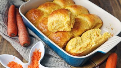 Die Karottenbrötchen aus der Auflaufform sind soft, leicht süß und passen zum Dippen der Soße vom Osterschinken oder auch dick mit Butter und Marmelade.