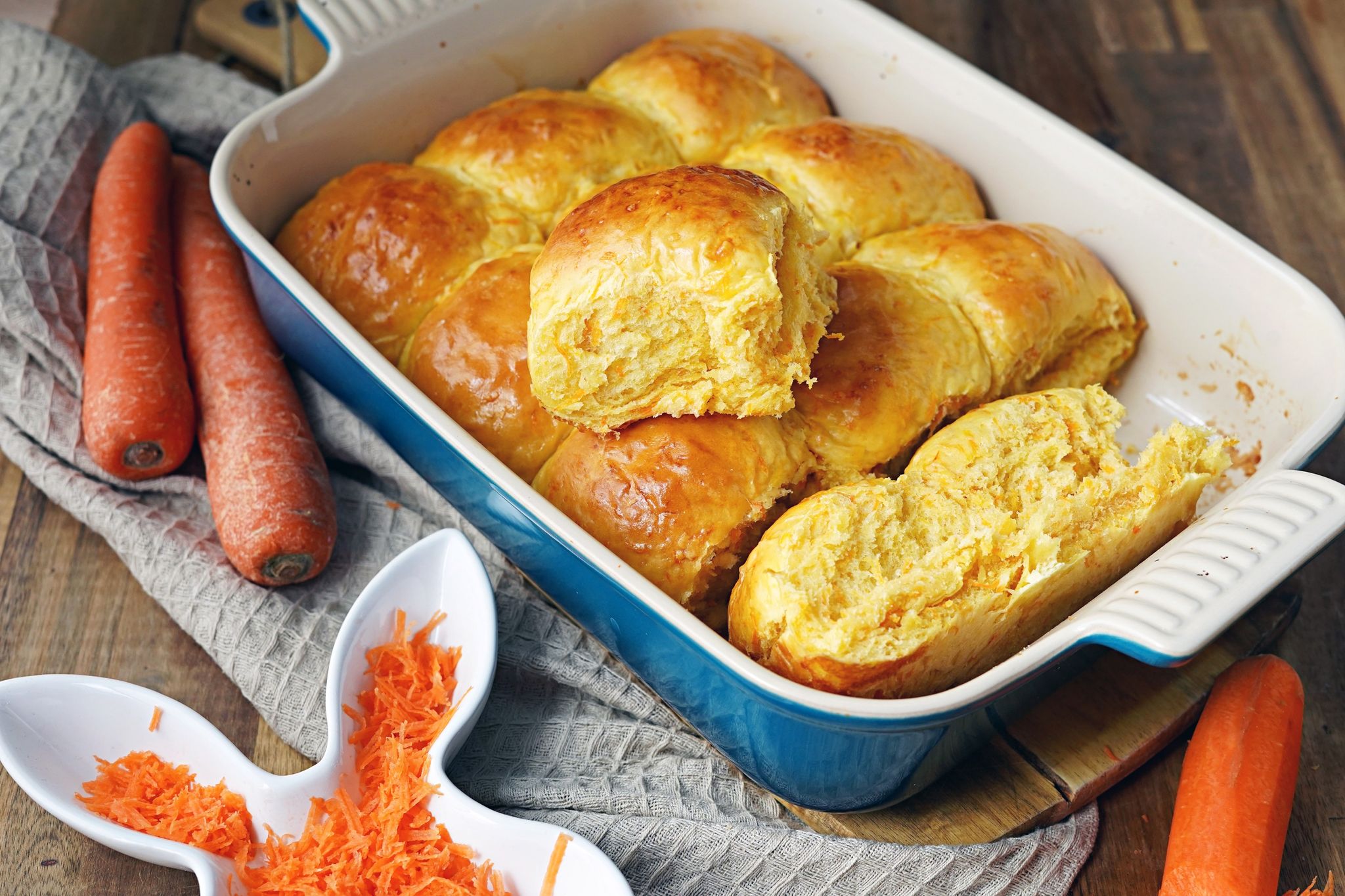 Die Karottenbrötchen aus der Auflaufform sind soft, leicht süß und passen zum Dippen der Soße vom Osterschinken oder auch dick mit Butter und Marmelade.