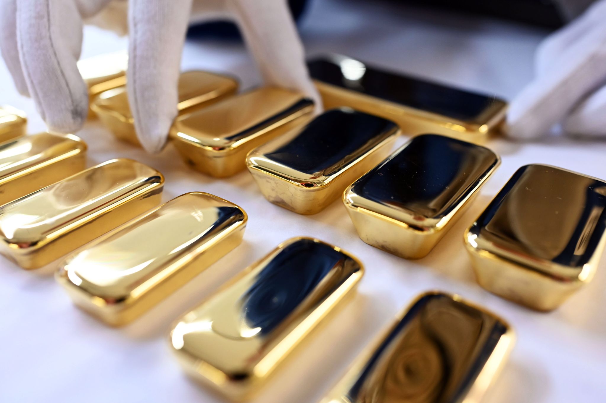Wer ein Teil seines Vermögens in Gold investieren möchte, sollte Kleinsteinheiten möglichst vermeiden. Denn für diese werden in der Regel üppige Aufpreise fällig.