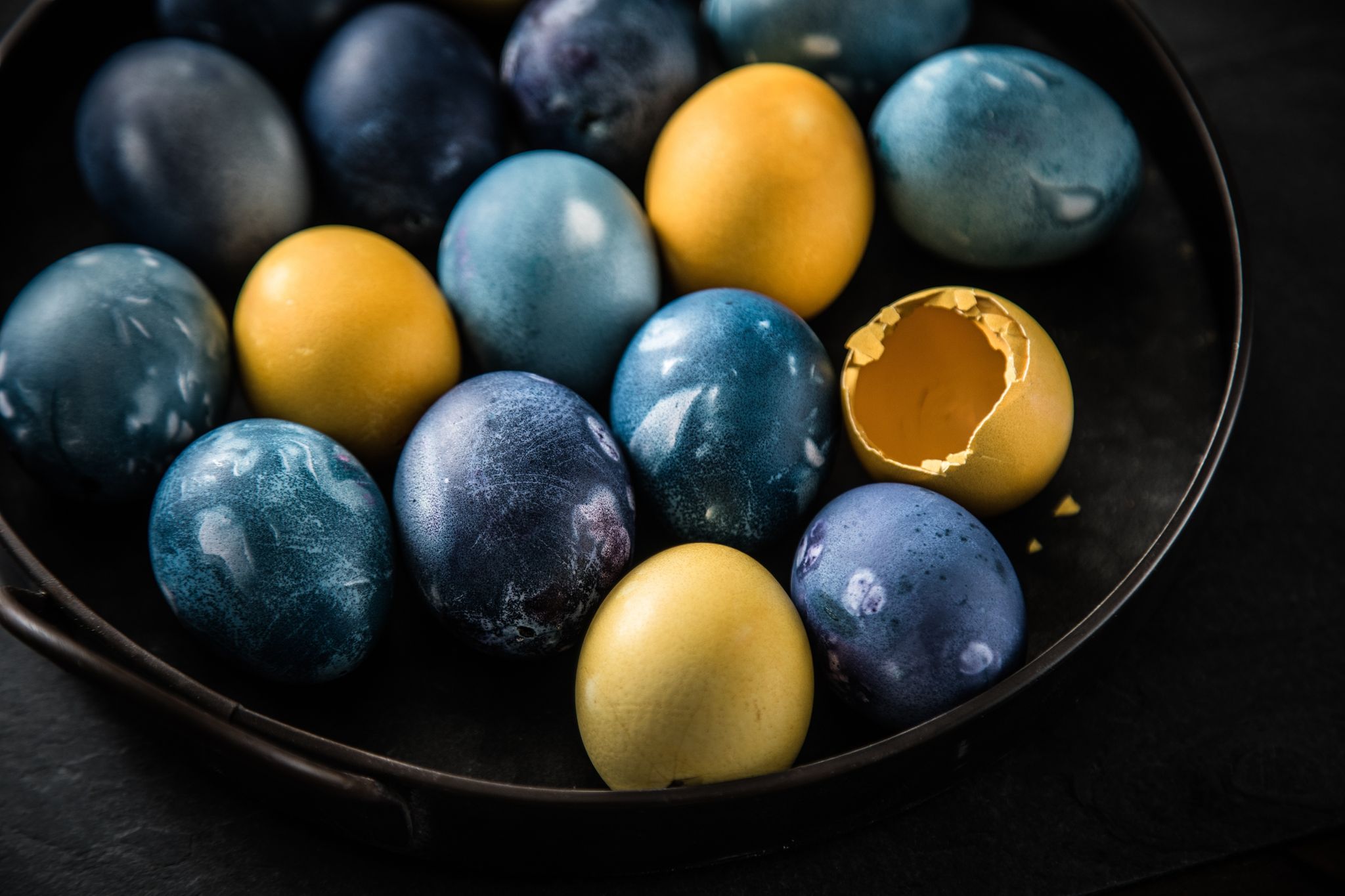 Wer gekochte Eier färben will, sollte sie mit Blick auf die Haltbarkeit weder anpieksen noch abschrecken.