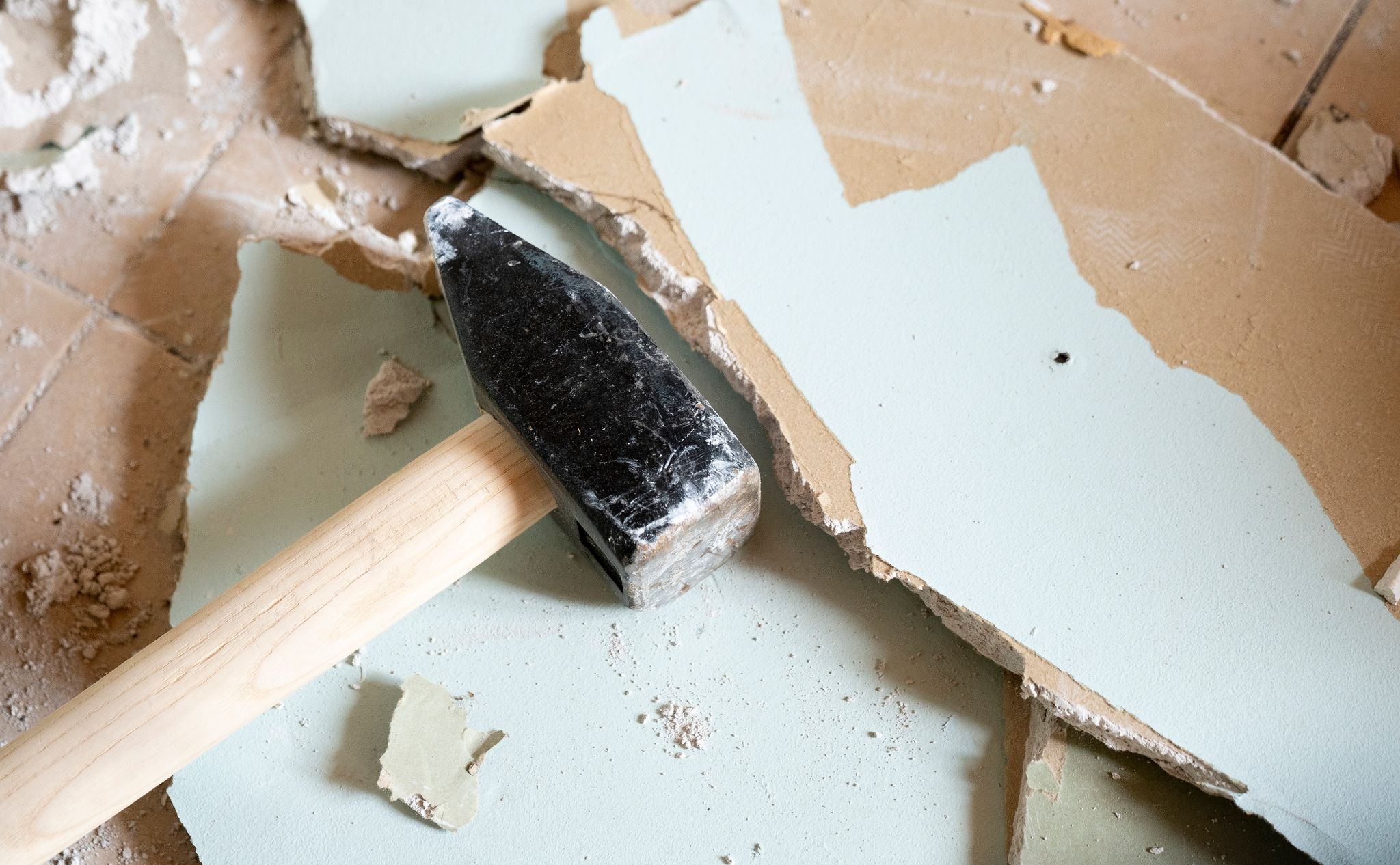 Nicht voreilig zum Vorschlaghammer greifen: Auch dünnere Wände können eine wesentliche tragende Funktion im Haus haben.