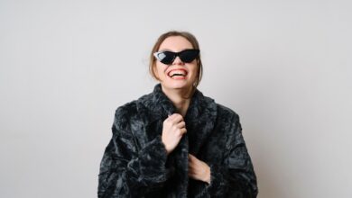 Auffälliger Style: Pelzmantel und große Sonnenbrille sind typisch für den «Mob Wives»-Trend.