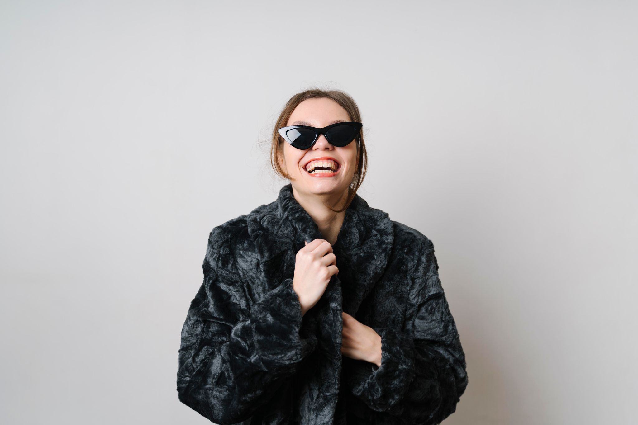 Auffälliger Style: Pelzmantel und große Sonnenbrille sind typisch für den «Mob Wives»-Trend.