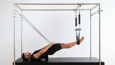 Reformer Pilates wird auf einem speziellen Gerät trainiert und verbessert Kraft, Flexibilität und Körperhaltung durch kontrollierte Bewegungen.