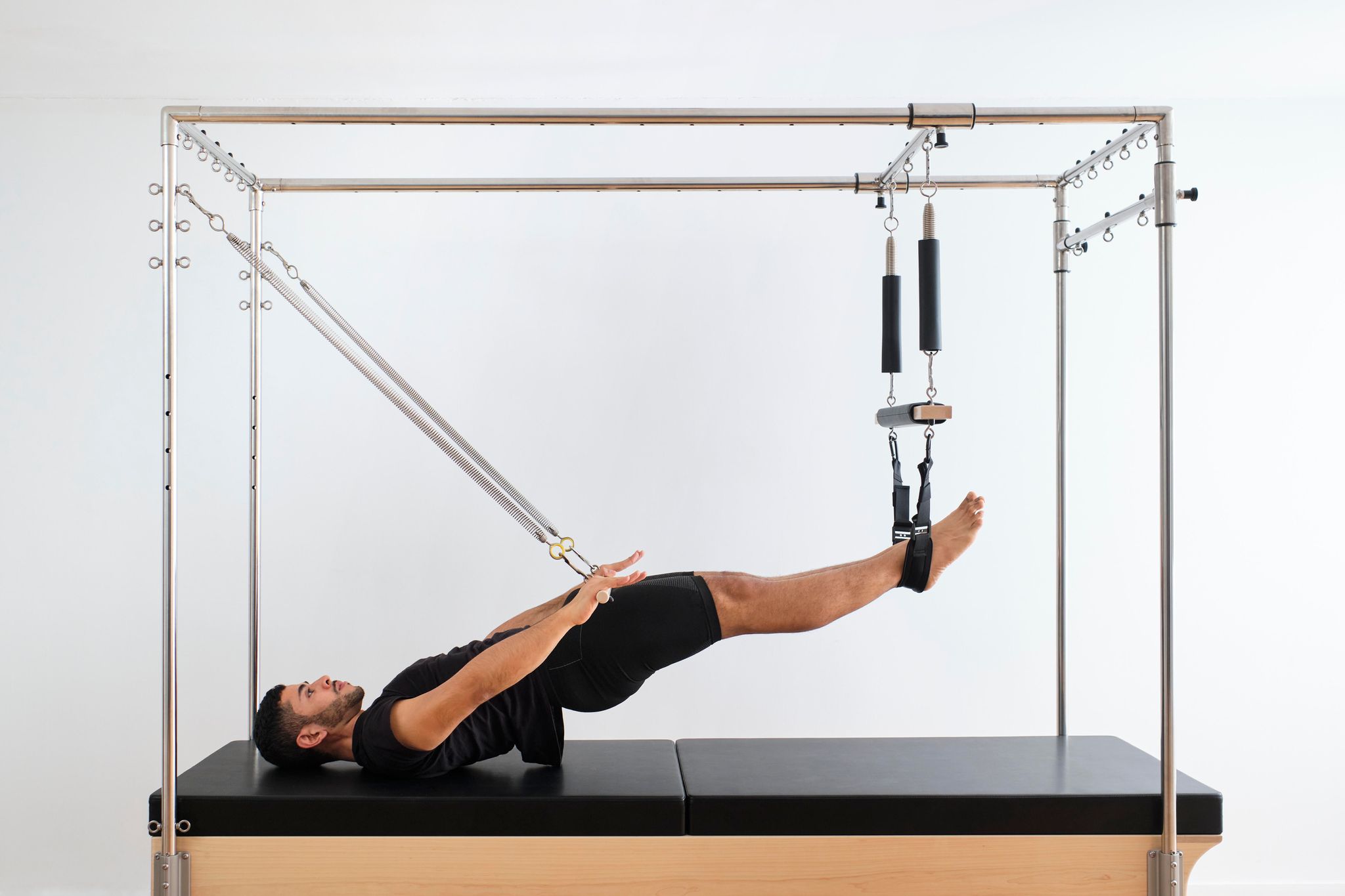 Reformer Pilates wird auf einem speziellen Gerät trainiert und verbessert Kraft, Flexibilität und Körperhaltung durch kontrollierte Bewegungen.