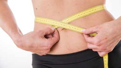 Der Wunsch vom flachen Bauch: Möchte man Bauchfett in den Griff bekommen, braucht es eine ausgewogene Ernährung und regelmäßige Bewegung.