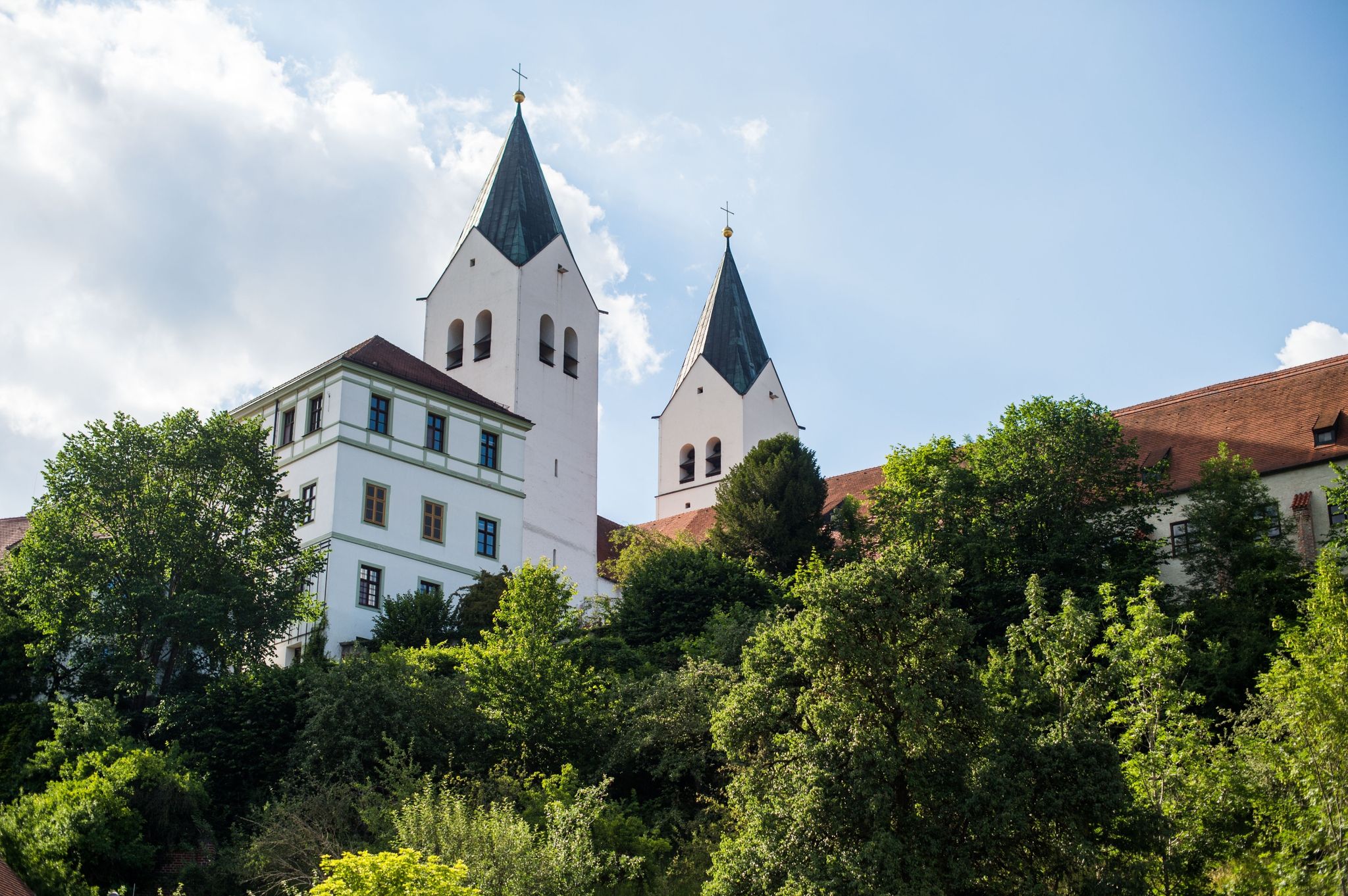 Der Domberg in Freising mit der Domkirche St. Maria und St. Korbinian prägt das Stadtbild.