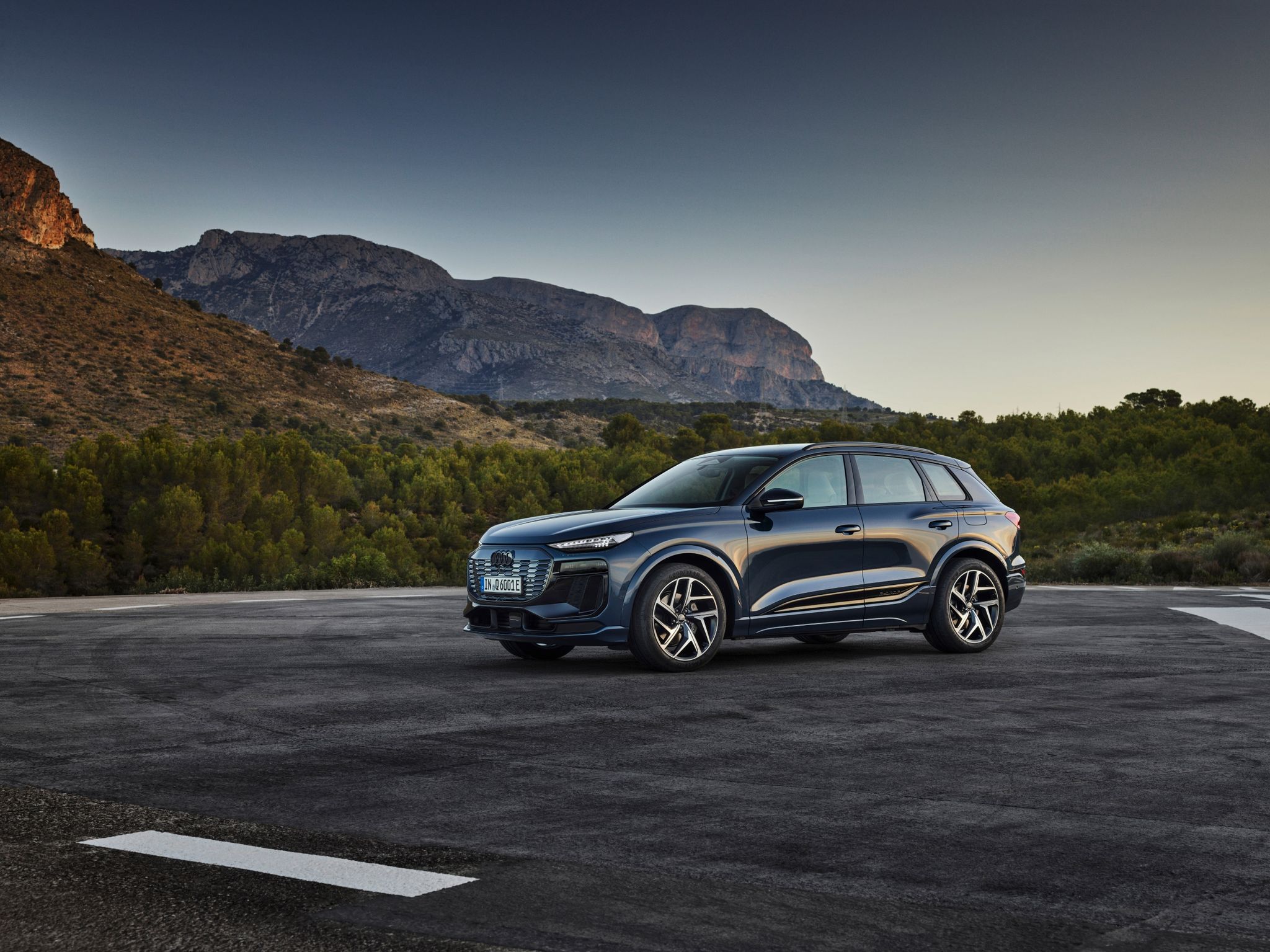 Technisch eng verwandt mit der Neuauflage des Porsche Macan: Der neue Q6 e-tron von Audi soll eine großangelegte Offensive mit einem halben Dutzend weiterer Akku-Autos einläuten.