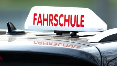 Unabhängig vom Alter kann jeder, der sich beim Autofahren unsicher fühlt oder lange nicht mehr gefahren ist, von Auffrischungsfahrkursen profitieren.