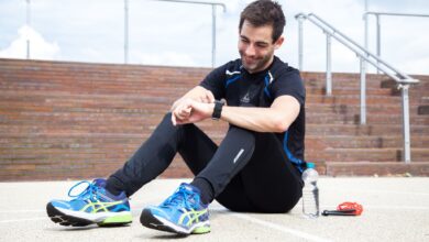 Wer den eigenen Körper beim Sport richtig fordert, für den kann ein Fitnesstracker mit Herzfrequenzmessung interessant sein.