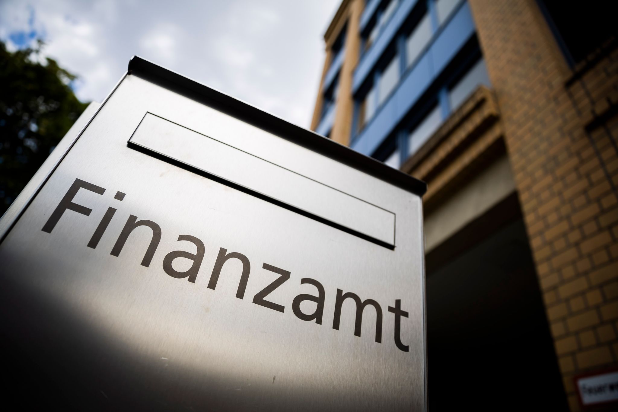 Am besten schriftlich: Wer eine Selbstanzeige beim Finanzamt stellen möchte, sollte das zum Beispiel per Brief oder Mail machen.