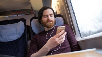 Pauken im Zug: Wer möglichst schnell die Basics einer Sprache für eine grundlegende Verständigung erlernen möchte, kann dieses erste Ziel recht gut allein mit einer App erreichen, sagen Experten.