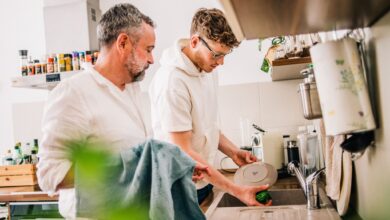 Mit der Hand zu spülen verbraucht in der Regel mehr Wasser, als wenn das Geschirr in der Spülmaschine sauber wird.