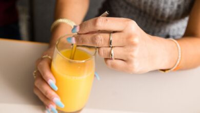 Obwohl Saft aus Konzentrat und Direktsaft geschmacklich ähnlich sein mögen, unterscheiden sich ihre Herstellungsverfahren grundlegend.