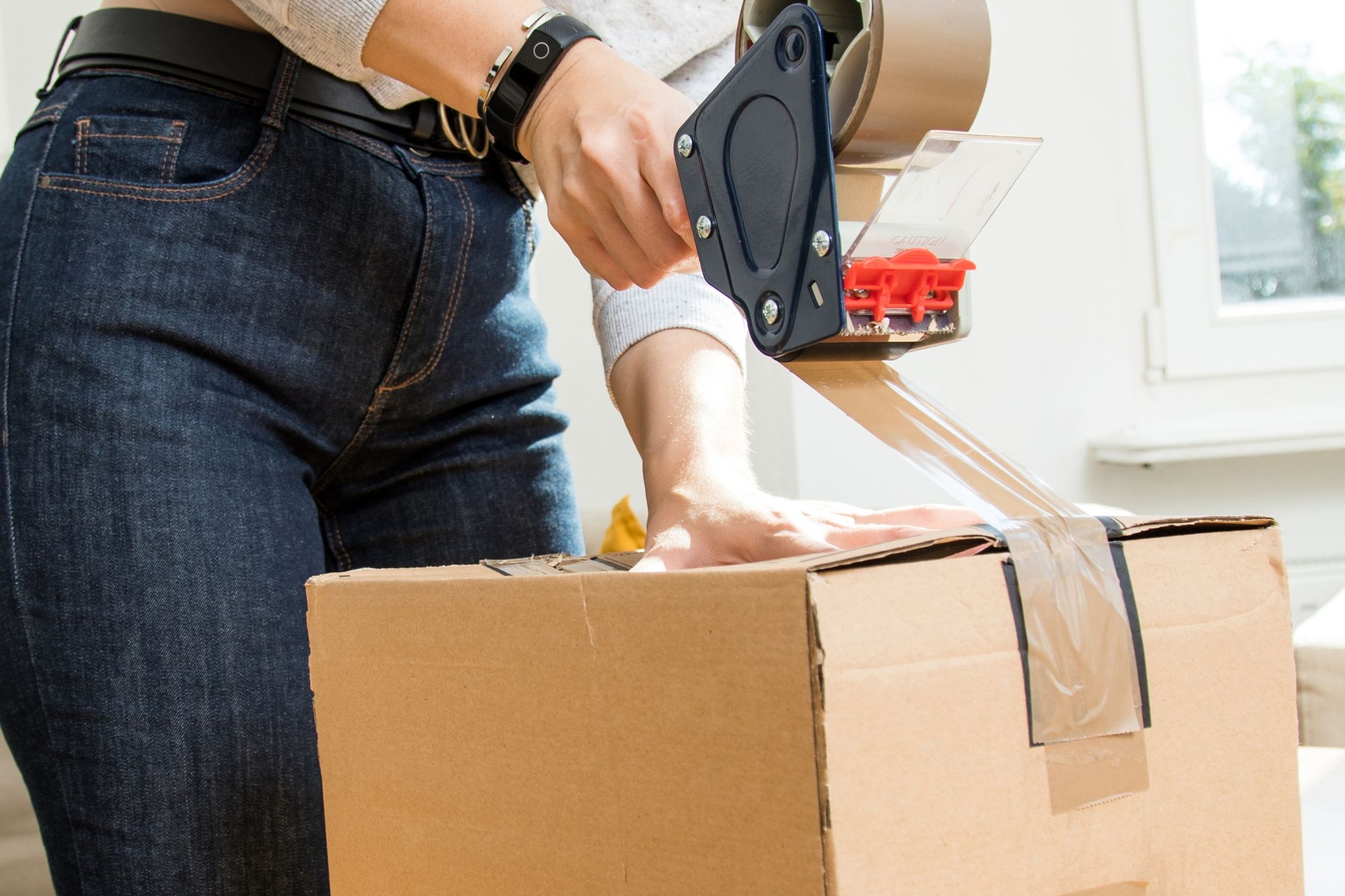 Was viele nicht wissen: Auch ohne Originalverpackung können Käuferinnen und Käufer die Ware retounieren. Die häufig verwendete AGB-Klausel «Rücksendung nur in Originalverpackung» ist Trusted Shops zufolge unwirksam.