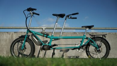 Radstand 184 Zentimeter, Gesamtlänge 237 Zentimeter: Auch als vergleichsweise kompaktes Modell ist und bleibt der Bernds-Zweier ein Tandem mit entsprechenden Abmessungen. Der Zweier rollt auf 20-Zoll-Rädern, was ihm trotz der Länge eine gewisse Wendigkeit gibt.