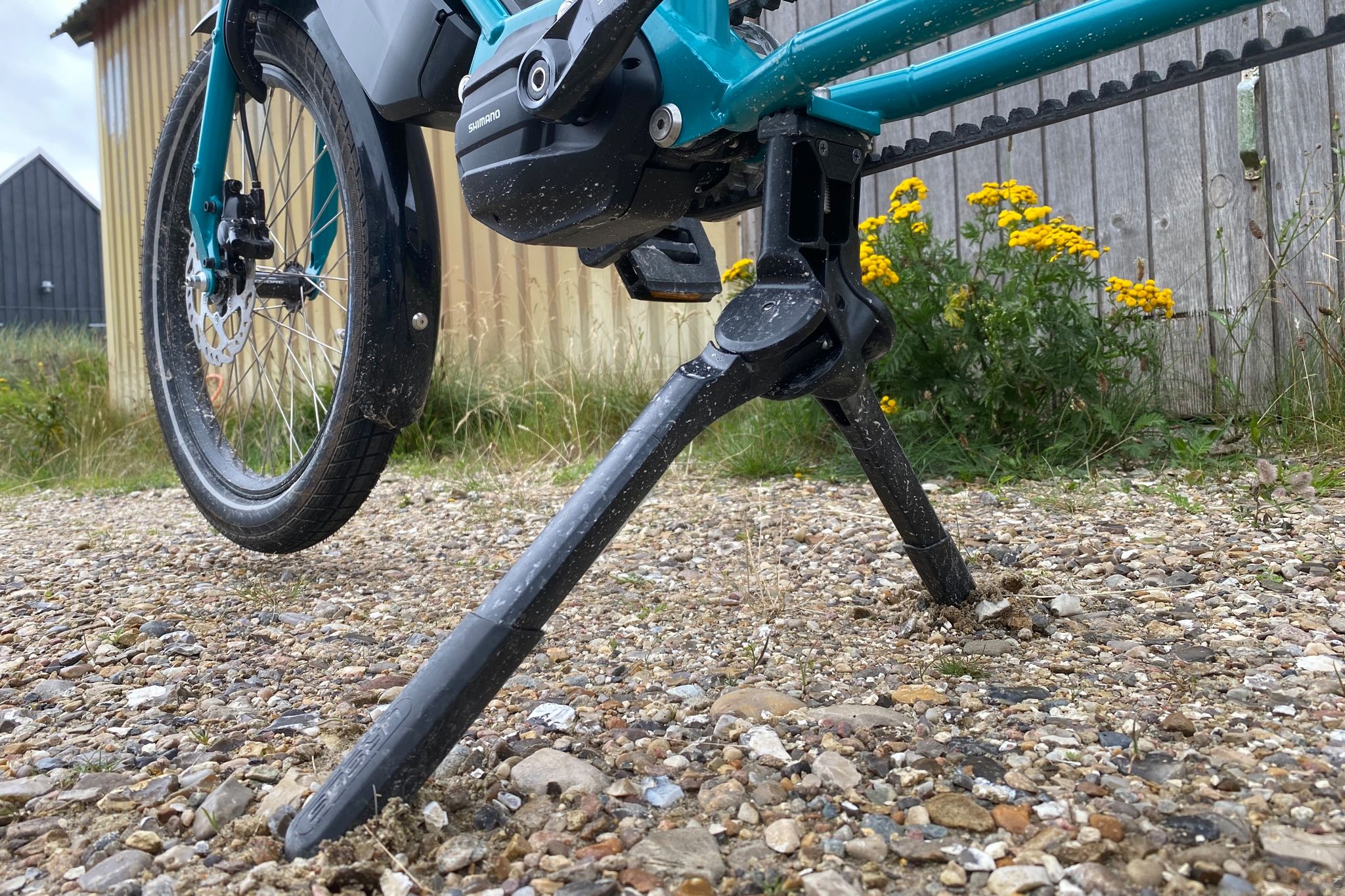 Eine stabile Sache: Der Doppelfußständer hält das Rad auch dann sicher, wenn ordentlich Gepäck an Bord ist. Geht die Fahrt über Schwellen, setzt man mit eingeklapptem Ständer aber manchmal auf.