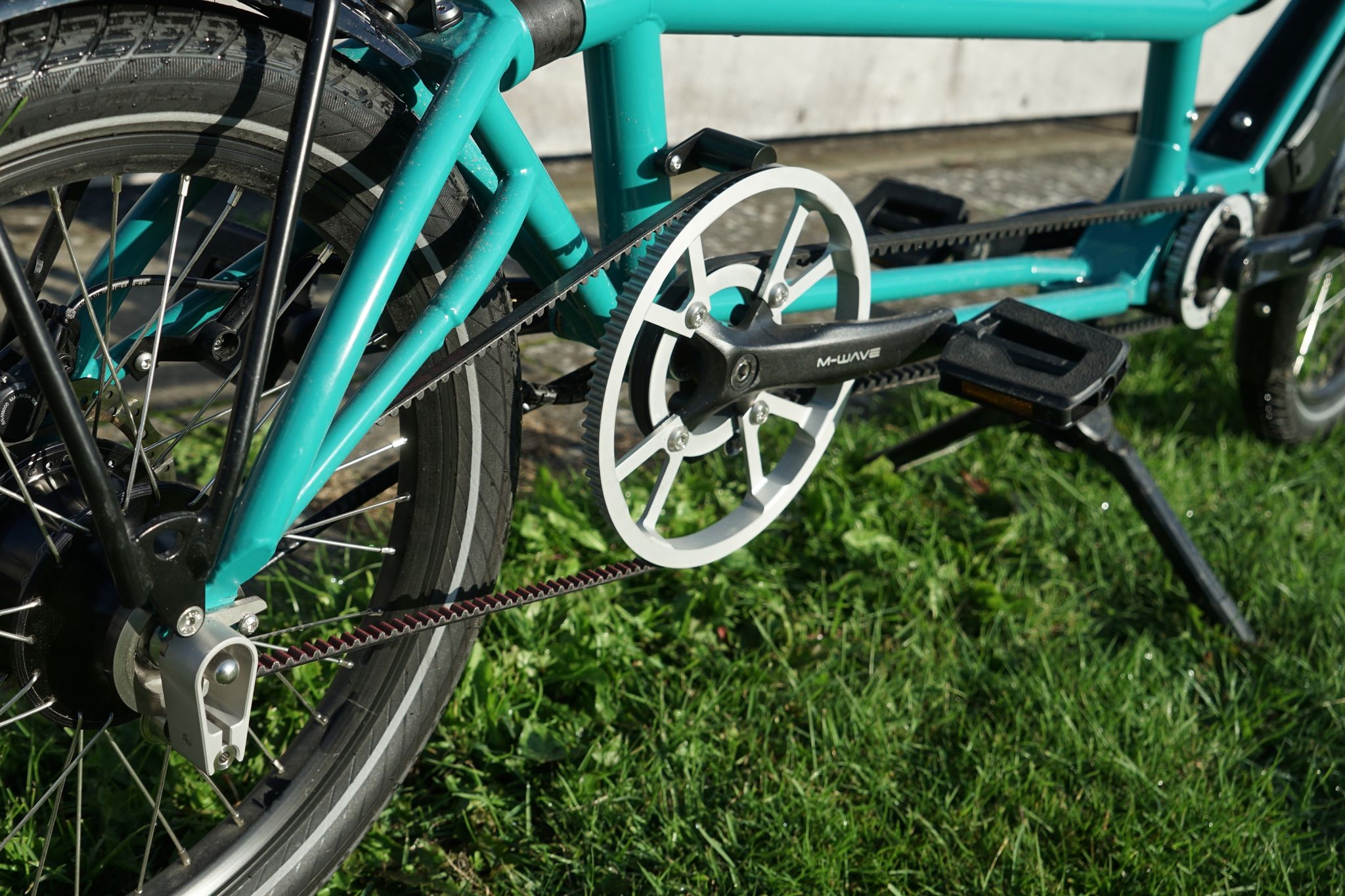 Doppelantrieb: Vordere und hintere Kurbel sind über lange Zahnriemen verbunden, die die Kraft aufs Hinterrad bringen. Wer die Nexus-Nabe bestellt, muss aber mit einer Kettenkonstruktion vorliebnehmen.