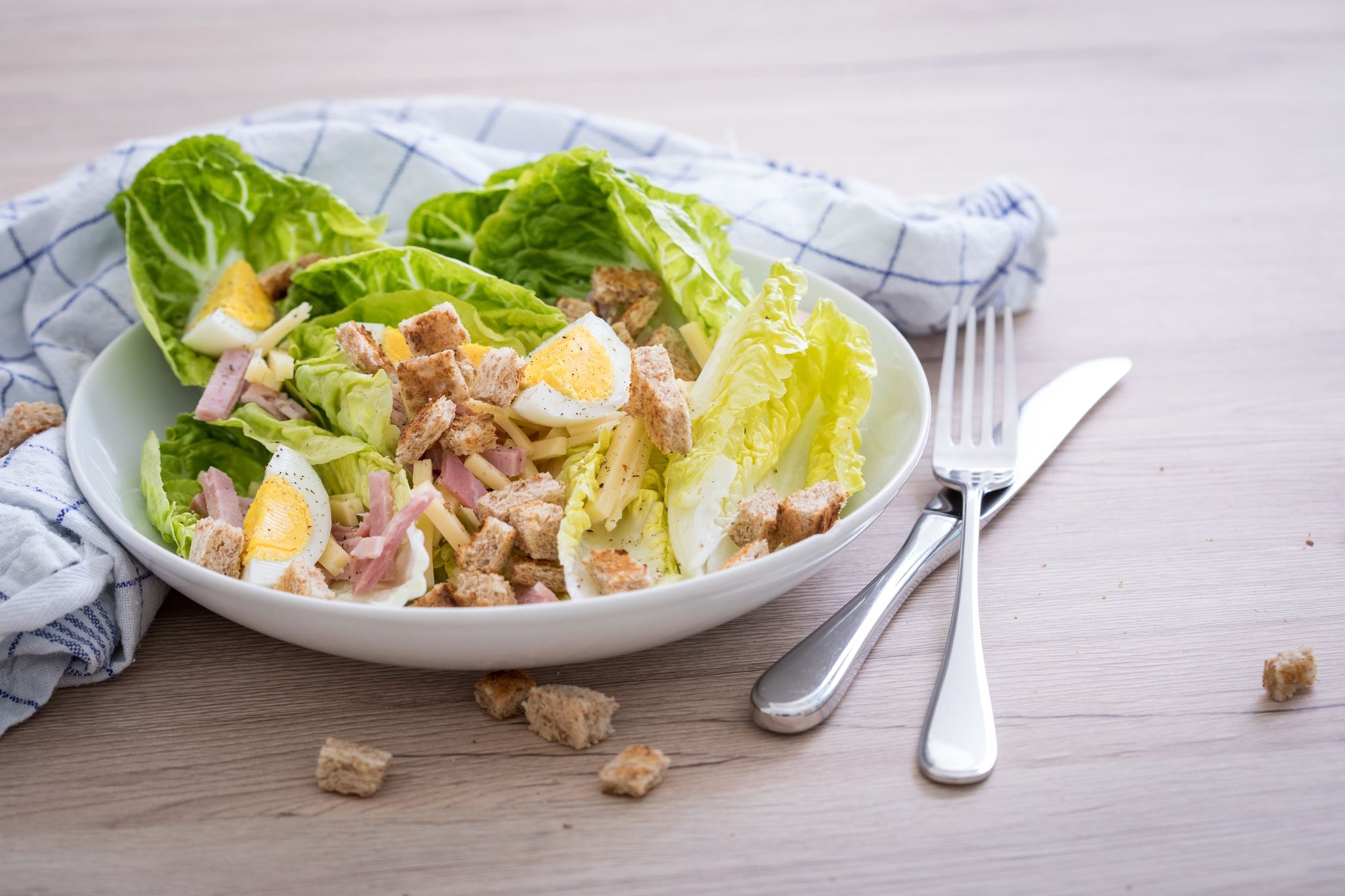 Brot sollte kein Entenfutter sein, sondern landet besser in einem Salat als Croutons. Diese verleihen eine geschmackvolle Note.