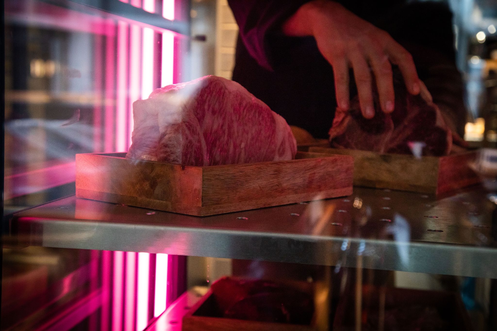 Ein Zwei-Kilo-Stück Wagyu Beef lagert bei 3 bis 4 Grad in einem Gastro-Reifeschrank.