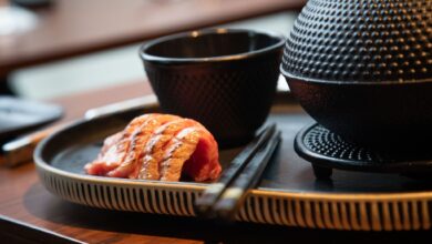 Als Teegedeck angerichtet kann das Edel-Fleisch stilvoll mit Stäbchen genossen werden. (zu dpa: «Rezept für Hot Wagyu Tea im Shabu Shabu Style»)