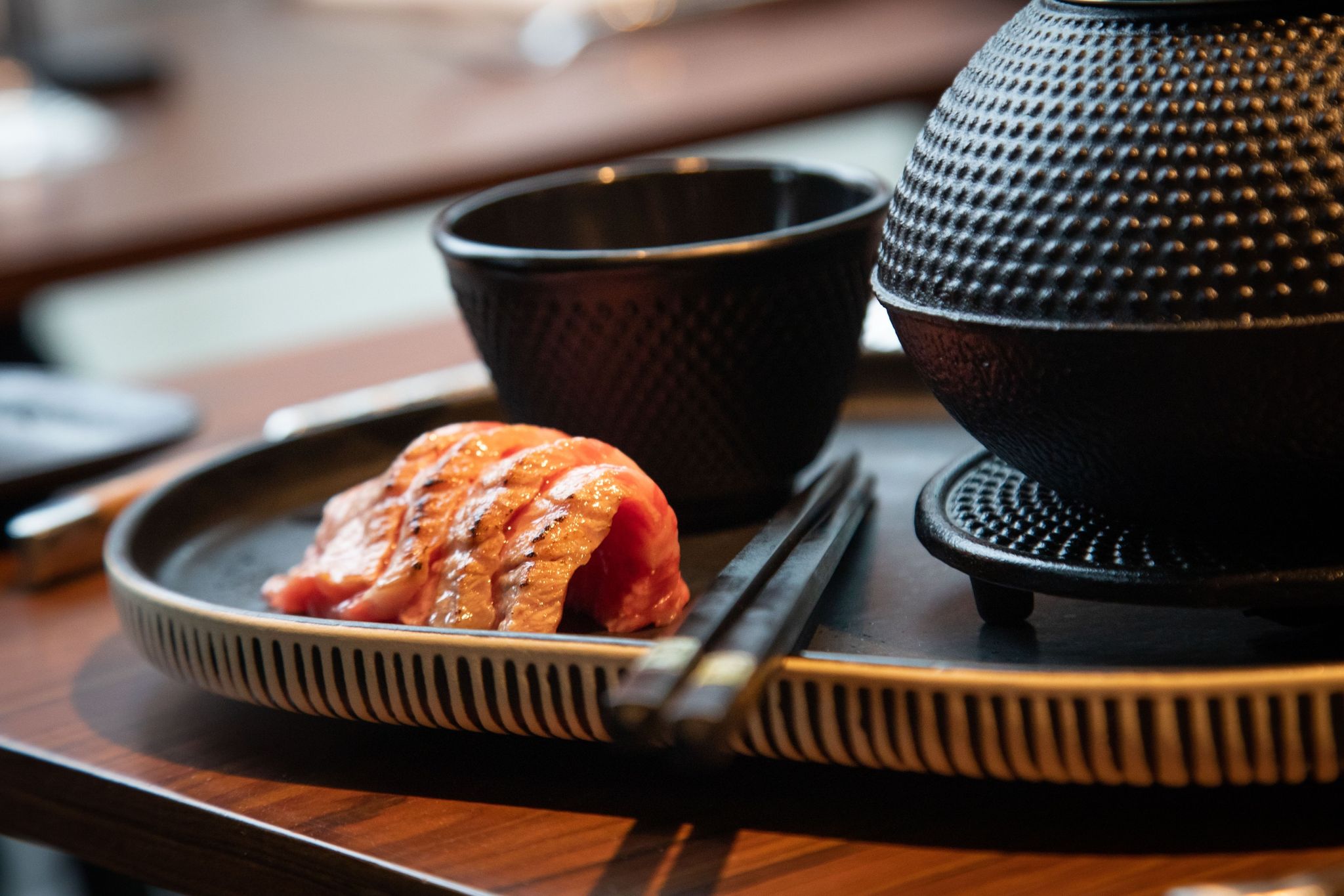Als Teegedeck angerichtet kann das Edel-Fleisch stilvoll mit Stäbchen genossen werden. (zu dpa: «Rezept für Hot Wagyu Tea im Shabu Shabu Style»)