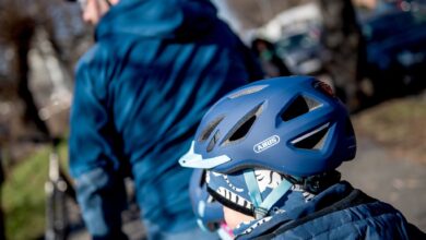 Guter Sitz und gutes Vorbild: Damit er Kinder optimal schützen kann, muss der Fahrradhelm gut passen. Und am besten radeln Erwachsene mit gutem Beispiel voran.