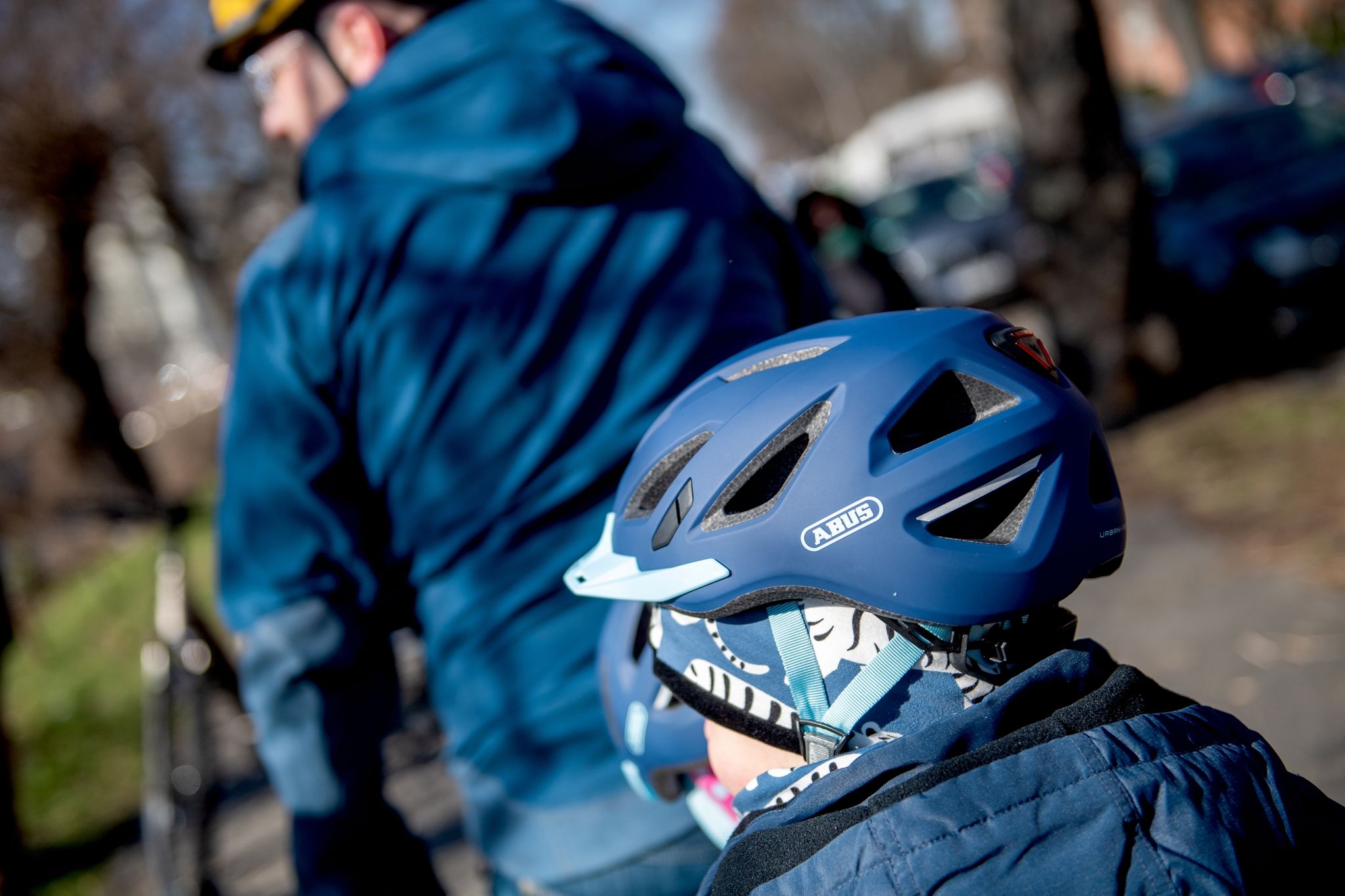 Guter Sitz und gutes Vorbild: Damit er Kinder optimal schützen kann, muss der Fahrradhelm gut passen. Und am besten radeln Erwachsene mit gutem Beispiel voran.