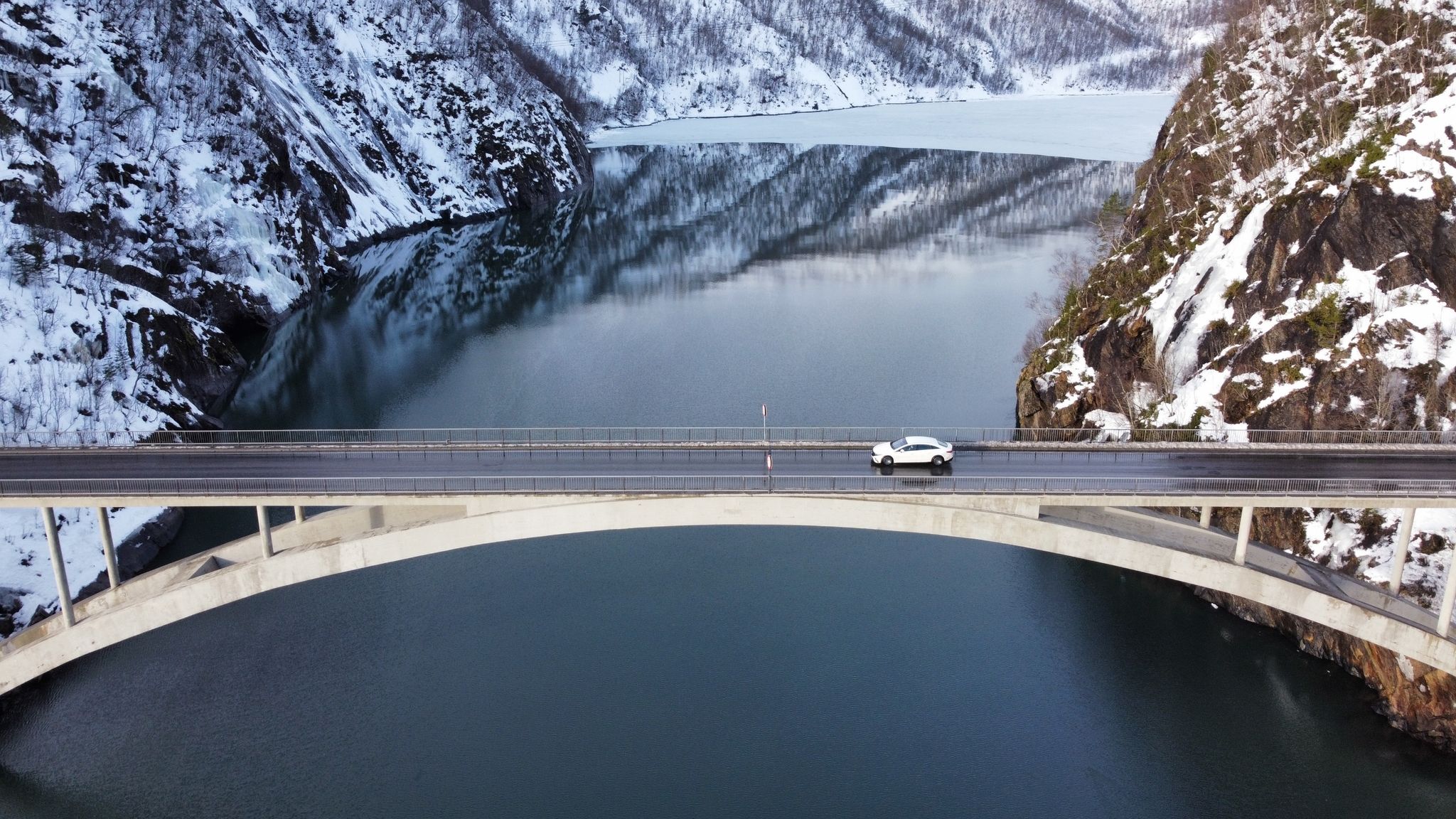 Fjord-Feeling in Norwegen: Vor der Urlaubsfahrt mit dem Elektroauto sollte man sich die passenden Ladestationen auf der Route heraussuchen.