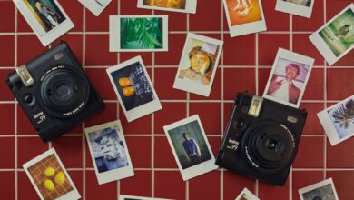 Das Gehäuse der Instax Mini 99 von Fujifilm kommt im Retro-Design und kann analoge Farbeffekte in die Aufnahmen bringen.