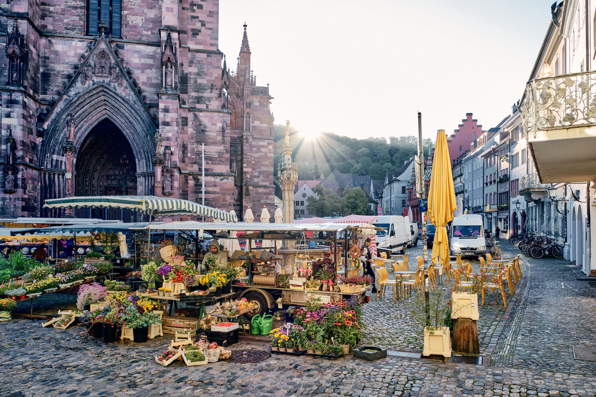 Münsterplatz: Hier findet täglich außer sonntags der Münstermarkt statt.