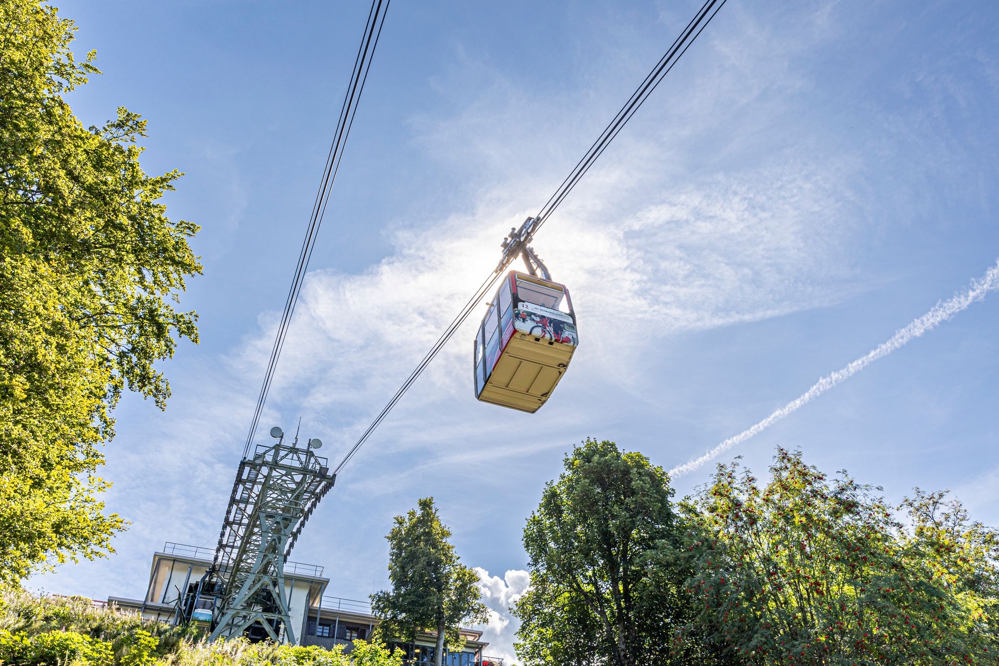 Schwebend hoch zu Freiburgs Hausberg: mit der Schauinslandbahn.