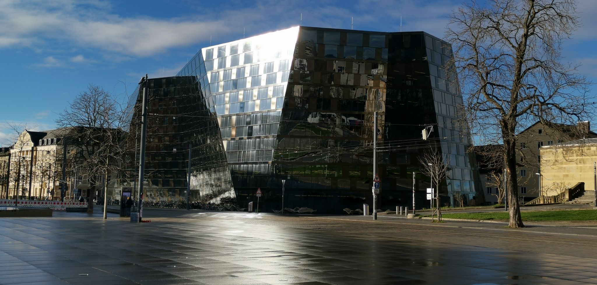 Halbtransparente Fassade: die Unibibliothek in Freiburg.