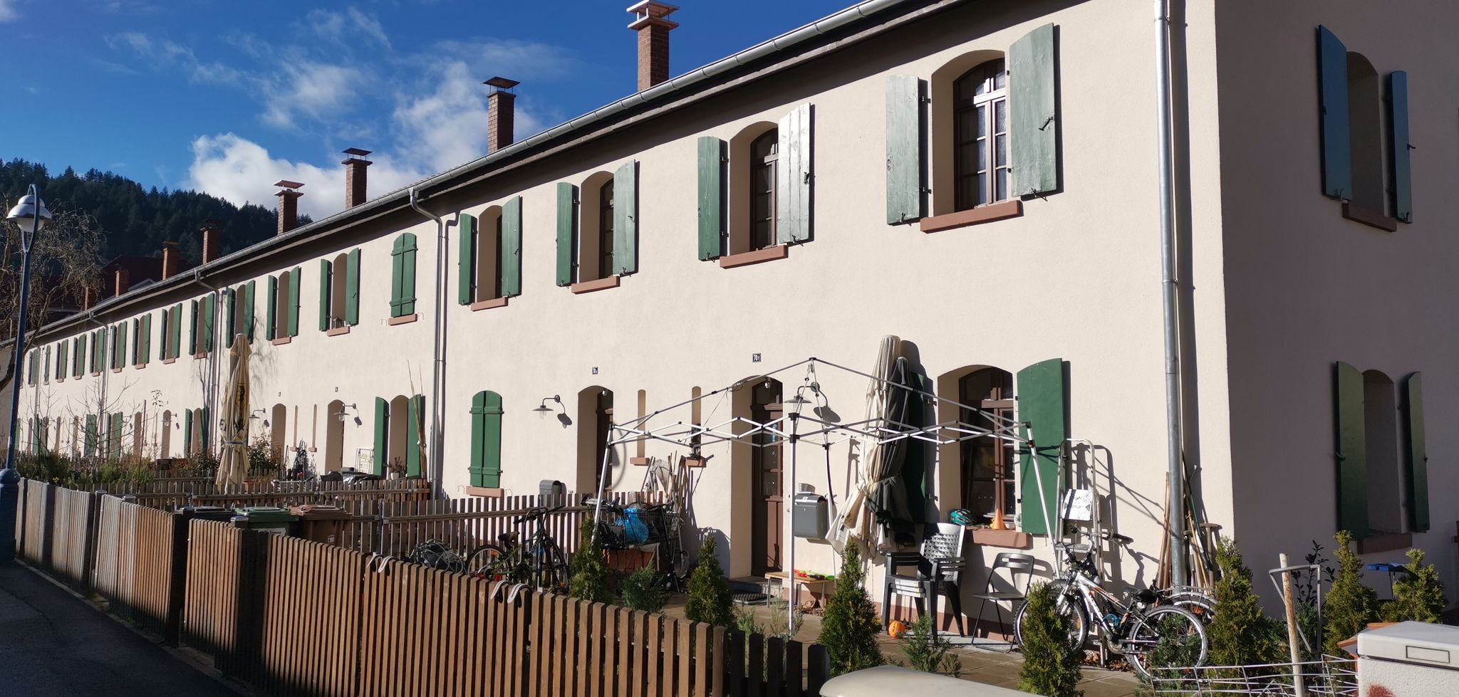 Einstiges Arbeiterviertel: In den zweigeschossigen kleinen Reihenhäusern der heute sanierten Knopfhäusle-Siedlung lebten Familien, die ihrem Broterwerb in der nah gelegenen Knopffabrik Risler nachgingen.