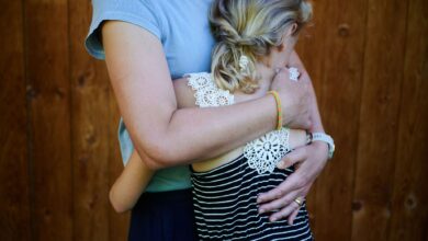 Ehrlich sein und sie auffangen: Eltern sollten mit ihren Kindern frühzeitig über ihre schwere Erkrankung reden.