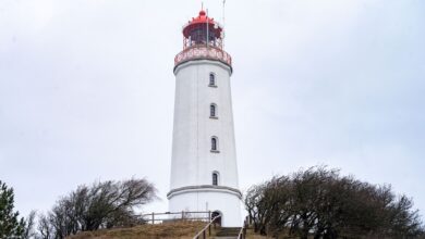 Der Leuchtturm Dornbusch ist Hiddensees Wahrzeichen und ein beliebtes Ausflugsziel.