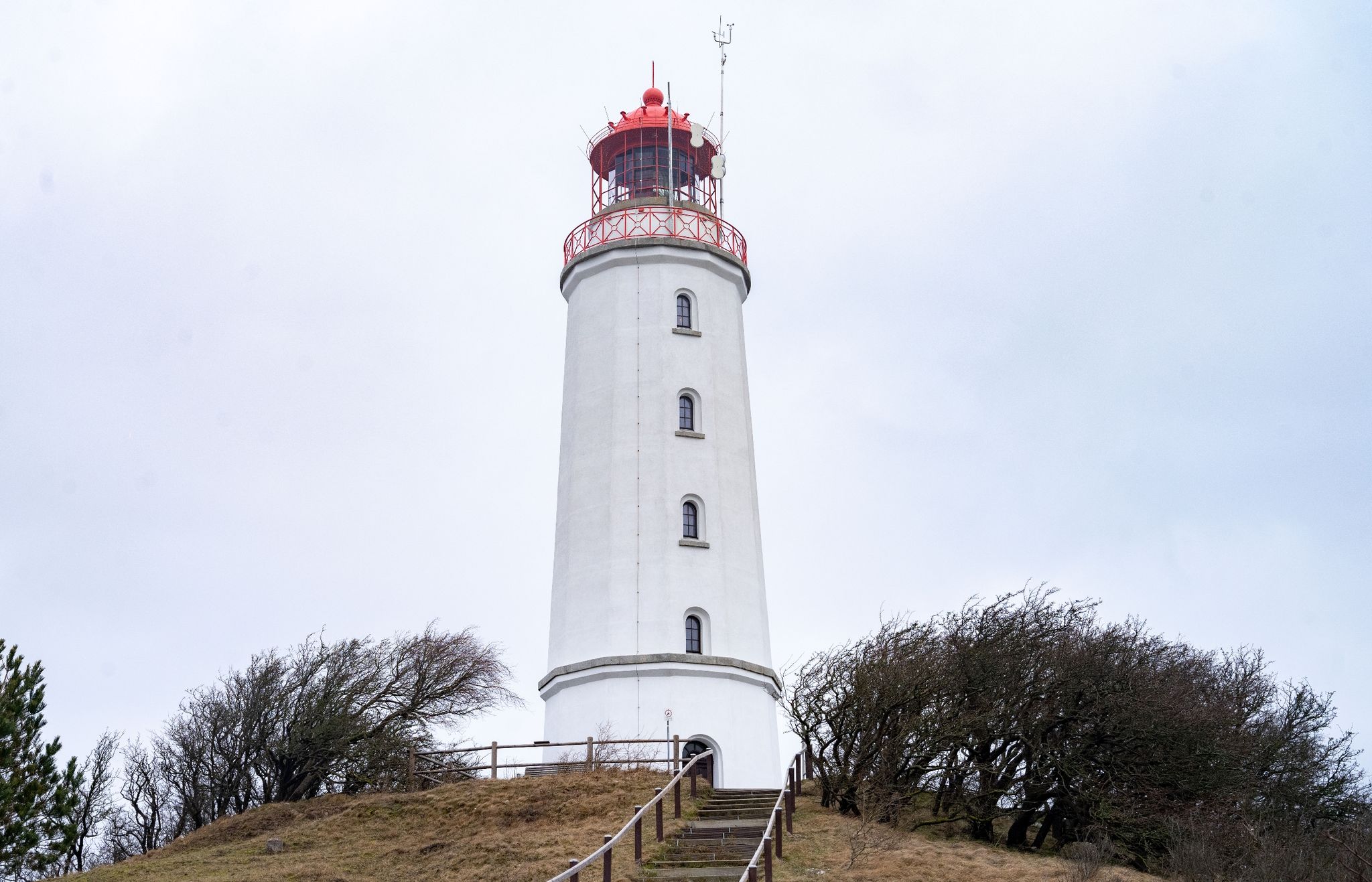 Der Leuchtturm Dornbusch ist Hiddensees Wahrzeichen und ein beliebtes Ausflugsziel.