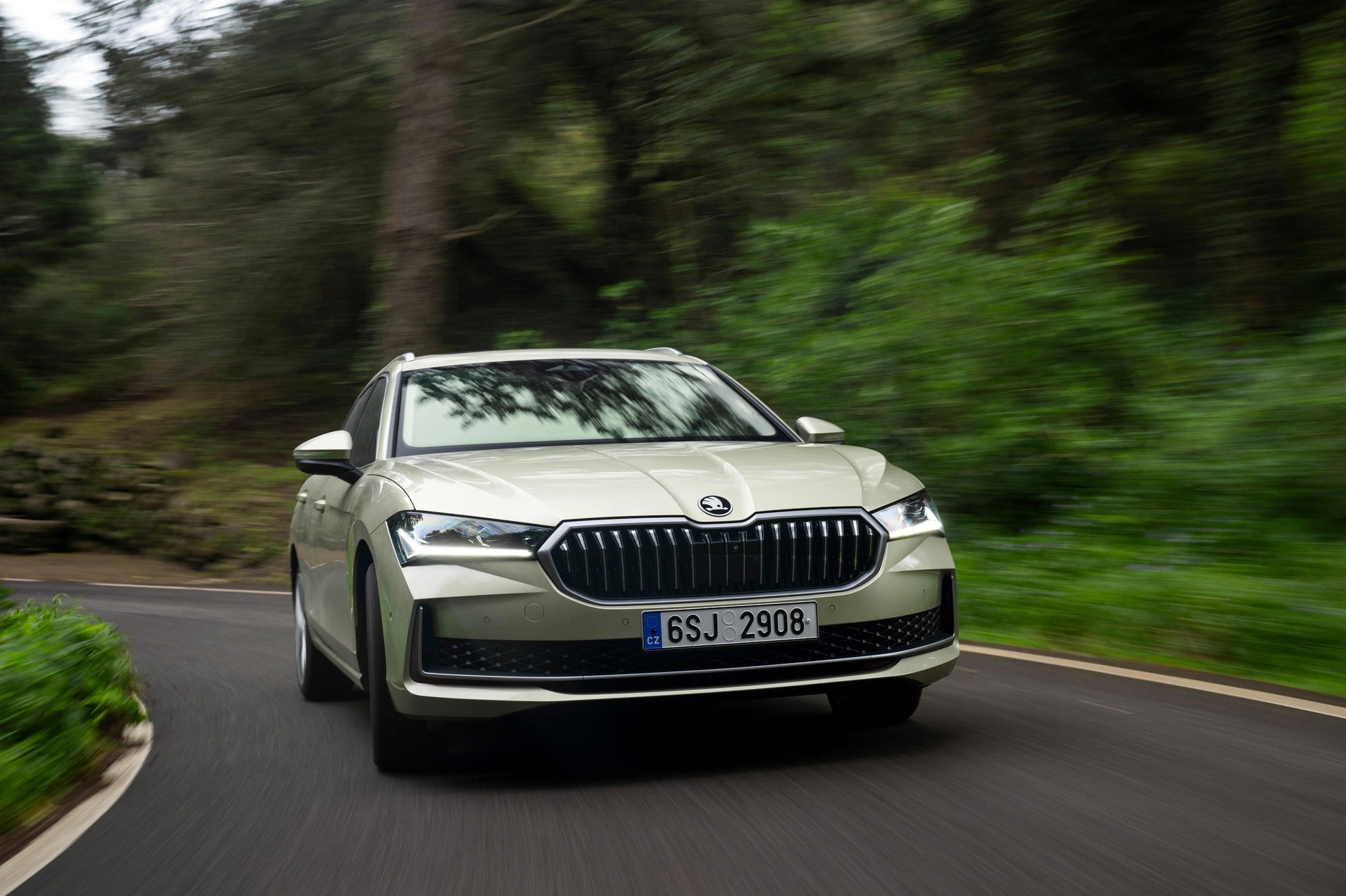 Auf in die nächste Runde: Skoda hat seinen großen Superb überarbeitet.