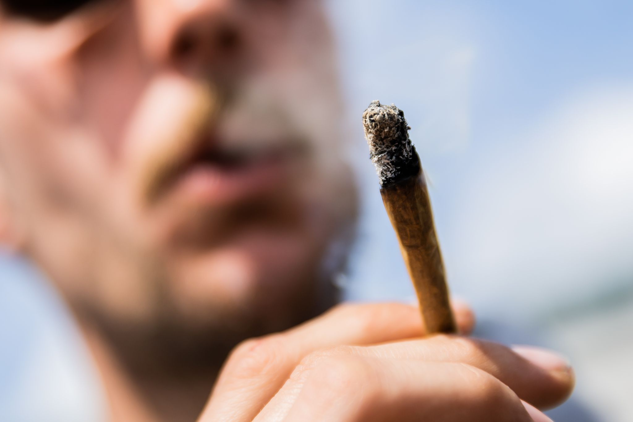 Wer vor seinem Kind zum Joint greift, sollte sich fragen, was er vorlebt. Wenn Eltern dann etwas dagegen haben, wenn Teenager das nachmachen, haben sie schlechte Karten.