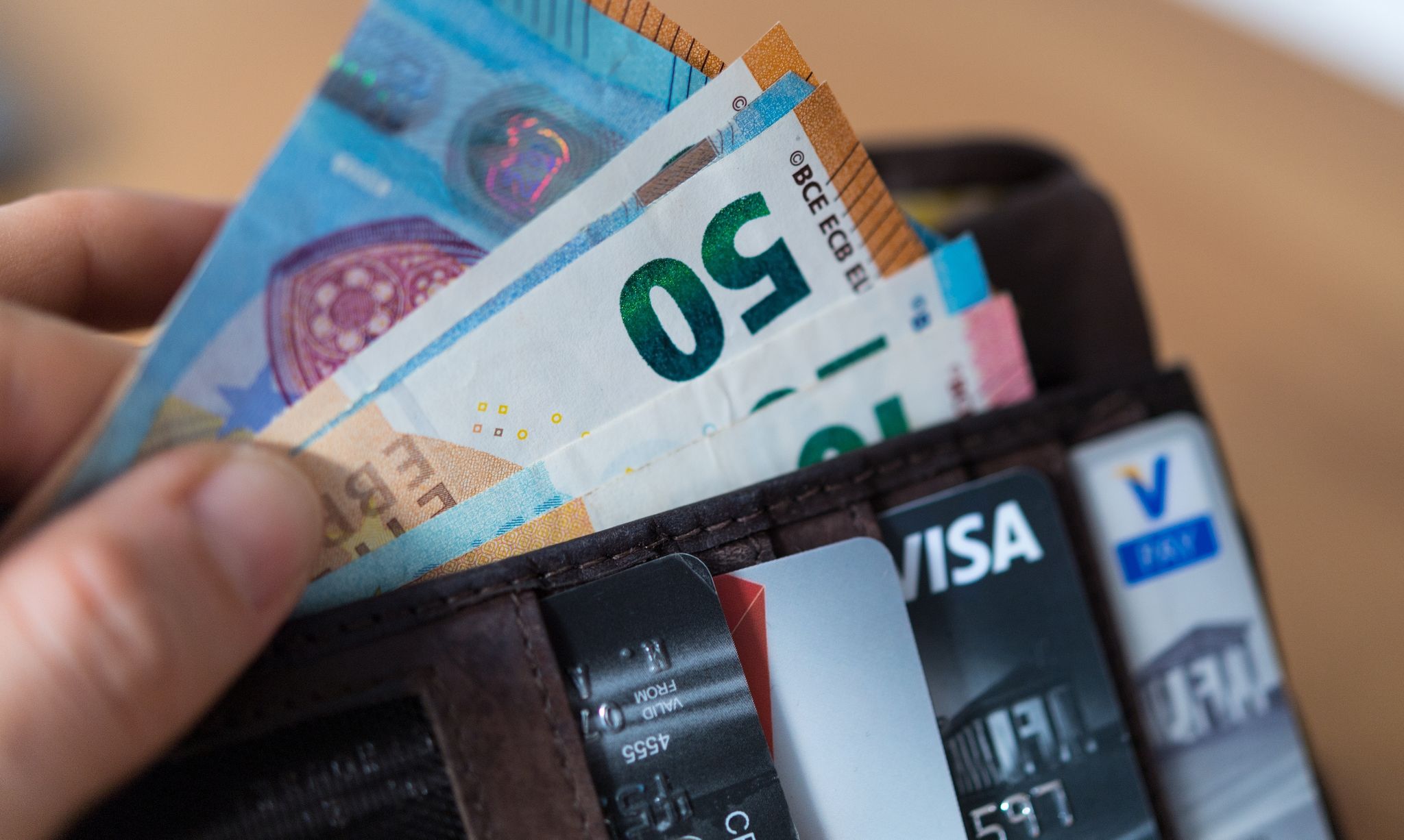 Bargeld und verschiedene Zahlungskarten im Geldbeutel: Wer so in den Urlaub reist, dürfte für Zahlungsvorgänge im Ausland gut aufgestellt sein.